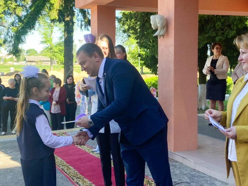 На Несвижчине прошли торжественные линейки, посвящённые последнему звонку