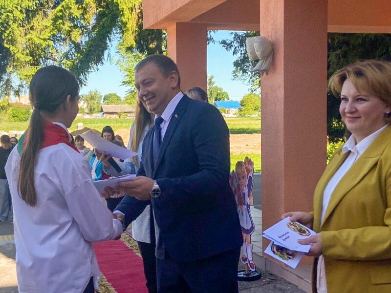 На Несвижчине прошли торжественные линейки, посвящённые последнему звонку