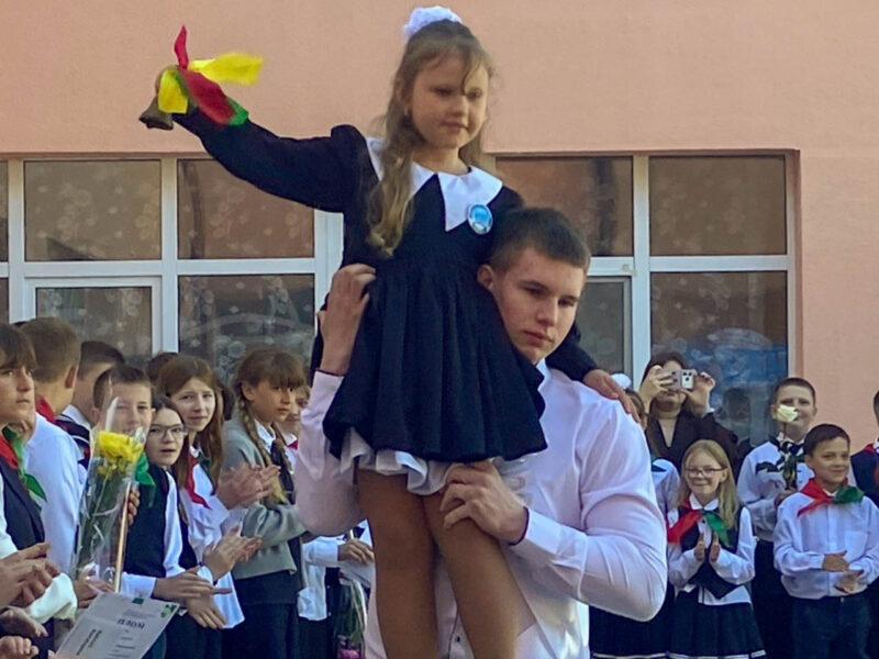 На Несвижчине прошли торжественные линейки, посвящённые последнему звонку