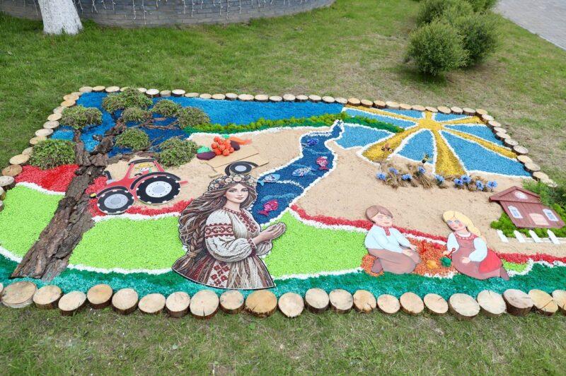 В Несвиже появились цветочные ковры от дошколят. Фотофакт
