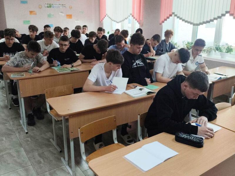 На базе Оношковской СШ прошли учебно-полевые сборы для 10-классников сельских школ района