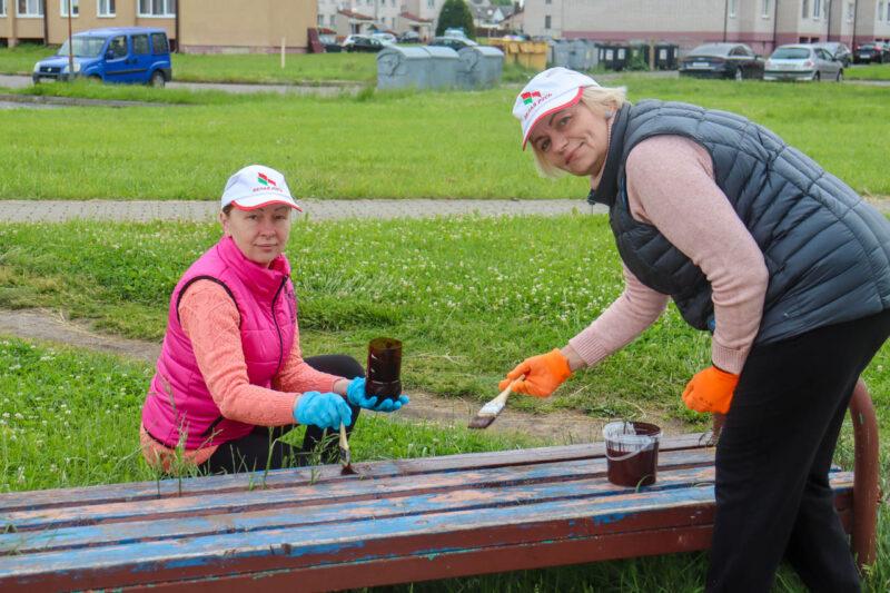 ЖКХ и «Белая Русь» привели в порядок детскую площадку по улице Могилевской в Несвиже