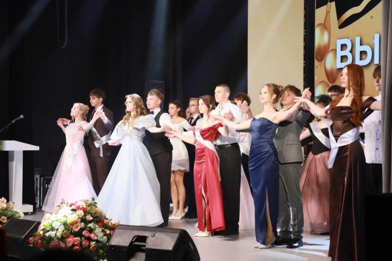 В добрый путь! В Несвиже чествовали выпускников 2026 года