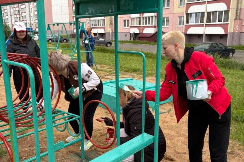 ЖКХ и «Белая Русь» навели порядок на детской площадке по улице Могилевской в Несвиже