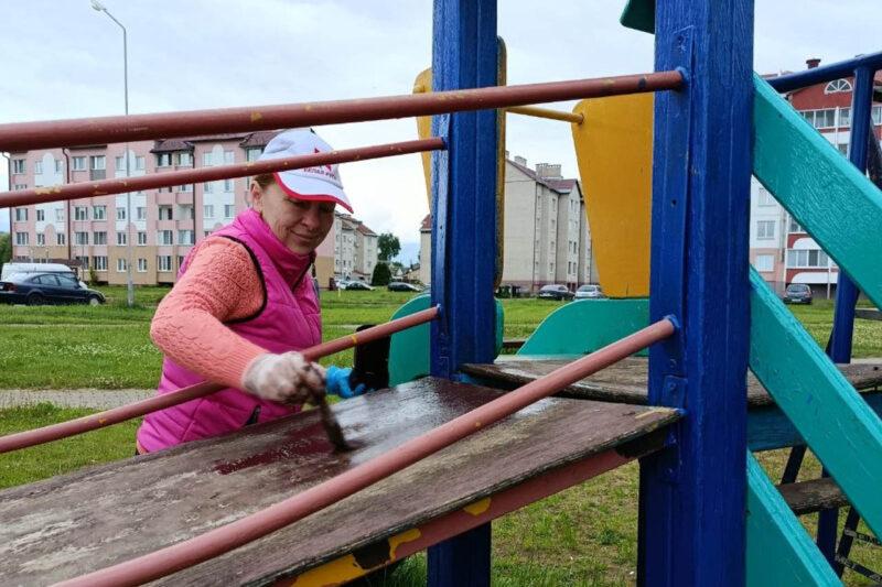 ЖКХ и «Белая Русь» навели порядок на детской площадке по улице Могилевской в Несвиже