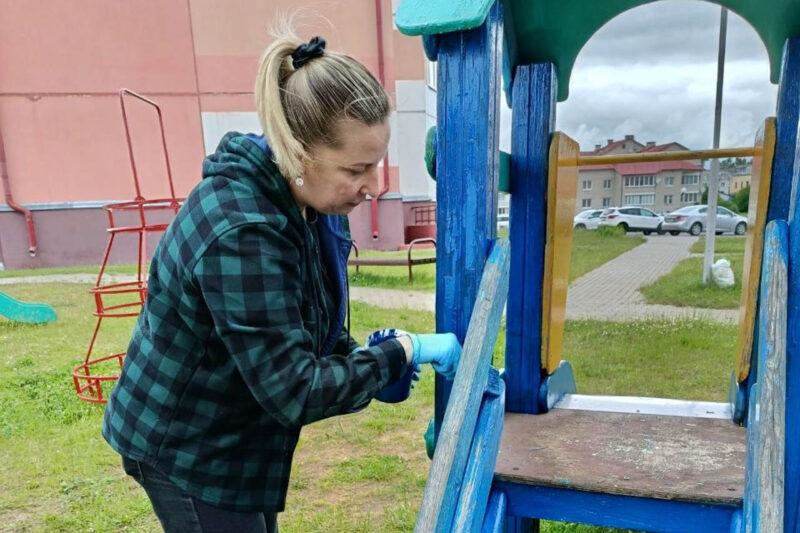ЖКХ и «Белая Русь» навели порядок на детской площадке по улице Могилевской в Несвиже