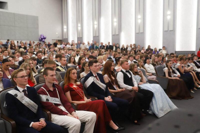 В добрый путь! В Несвиже чествовали выпускников 2026 года