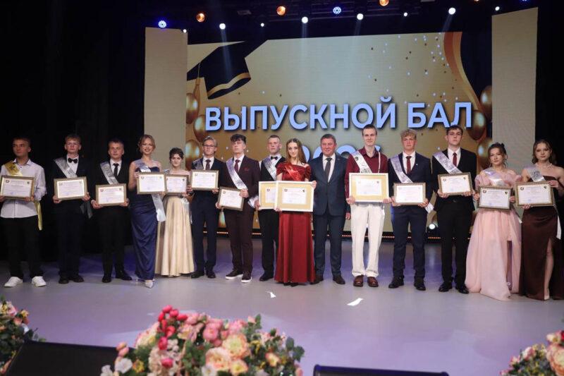 В добрый путь! В Несвиже чествовали выпускников 2026 года