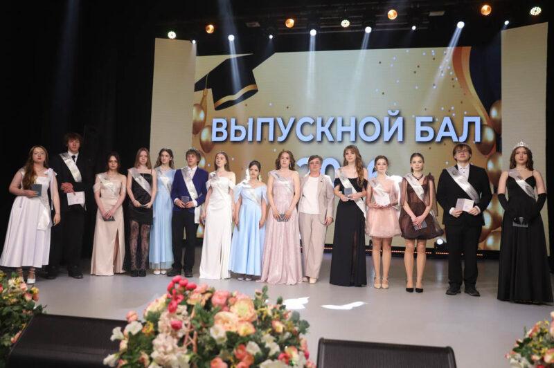 В добрый путь! В Несвиже чествовали выпускников 2026 года