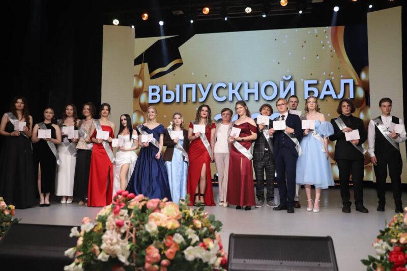 В добрый путь! В Несвиже чествовали выпускников 2026 года