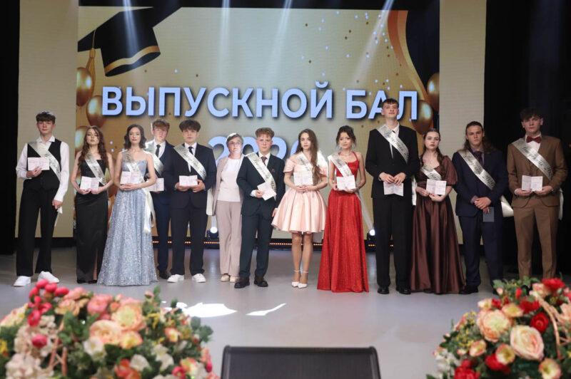 В добрый путь! В Несвиже чествовали выпускников 2026 года