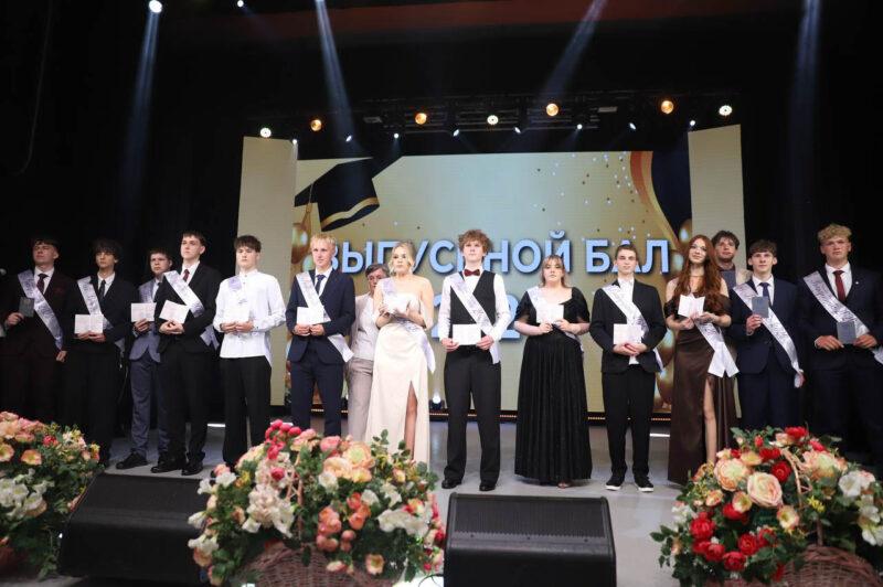В добрый путь! В Несвиже чествовали выпускников 2026 года