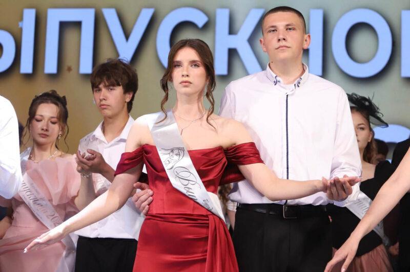 В добрый путь! В Несвиже чествовали выпускников 2026 года