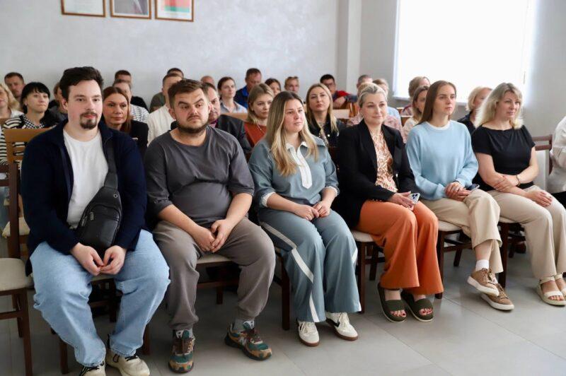 Память во имя будущего и векторы развития Несвижа: Андрей Ратомский встретился с трудовым коллективом «Далиомфарма»