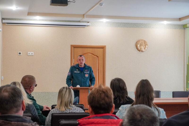 Заместитель начальника Несвижского РОЧС провел встречу с трудовым коллективом