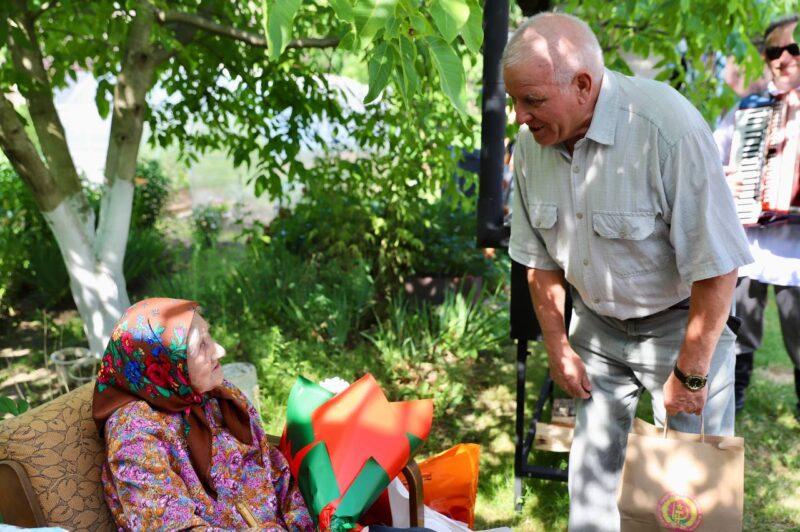 В Несвижском районе душевно поздравили 100-летних юбиляров