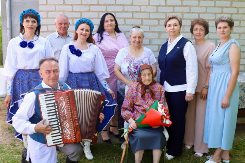 В Несвижском районе душевно поздравили 100-летних юбиляров