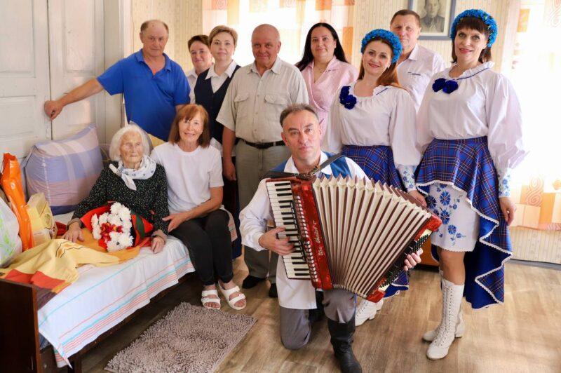 В Несвижском районе душевно поздравили 100-летних юбиляров