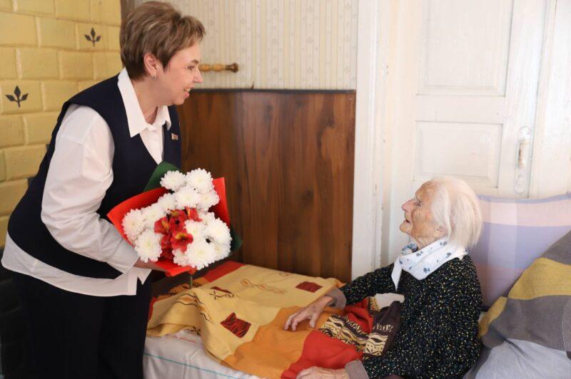В Несвижском районе душевно поздравили 100-летних юбиляров