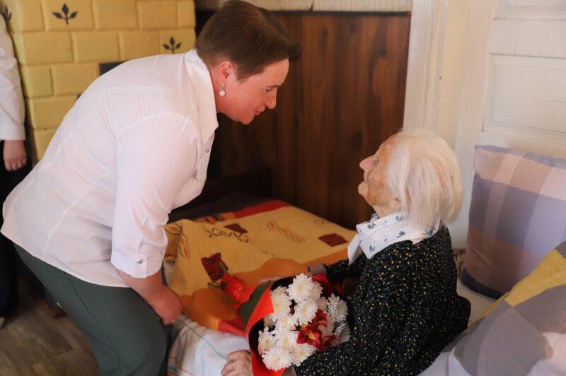 В Несвижском районе душевно поздравили 100-летних юбиляров