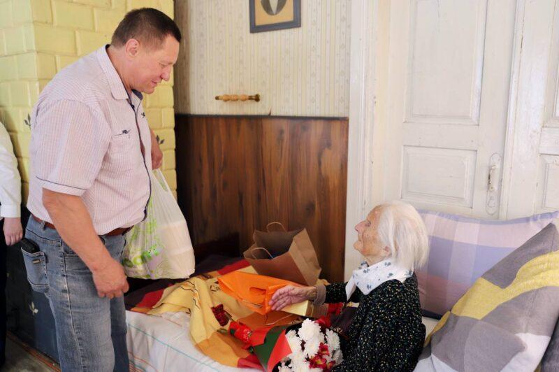 В Несвижском районе душевно поздравили 100-летних юбиляров