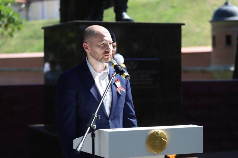 В День Независимости Республики Беларусь состоялся митинг у Братской могилы в Несвижском парке