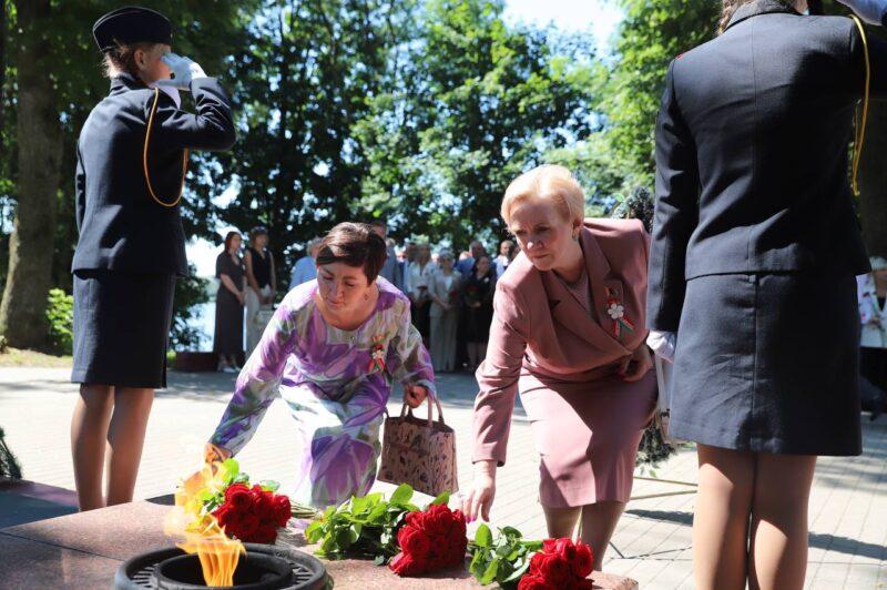 В День Независимости Республики Беларусь состоялся митинг у Братской могилы в Несвижском парке