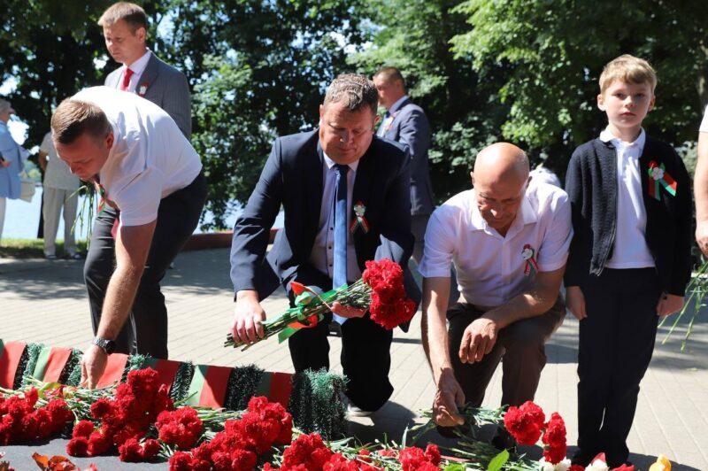 В День Независимости Республики Беларусь состоялся митинг у Братской могилы в Несвижском парке