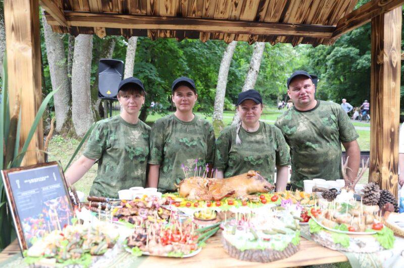 В Несвижском парке состоялся открытый чемпионат по приготовлению гриля и барбекю «Трафей паляўнічага»