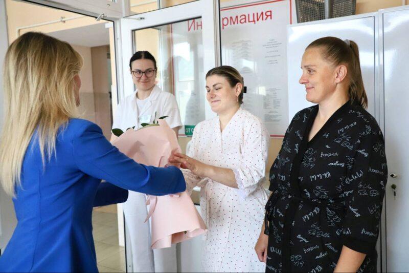 Счастливые мамы Несвижчины: поздравления принимали мамы, чьи дети появились на свет в преддверии Дня Независимости