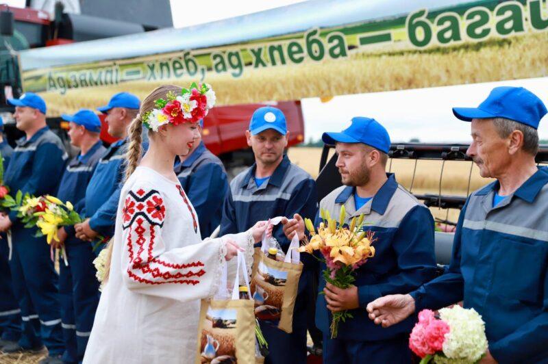 Традыцыйны абрад «Зажынкі» даў афіцыйны старт уборачнай кампаніі ў Нясвіжскім раёне