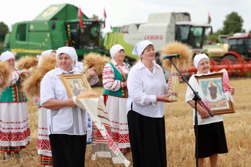 Традыцыйны абрад «Зажынкі» даў афіцыйны старт уборачнай кампаніі ў Нясвіжскім раёне