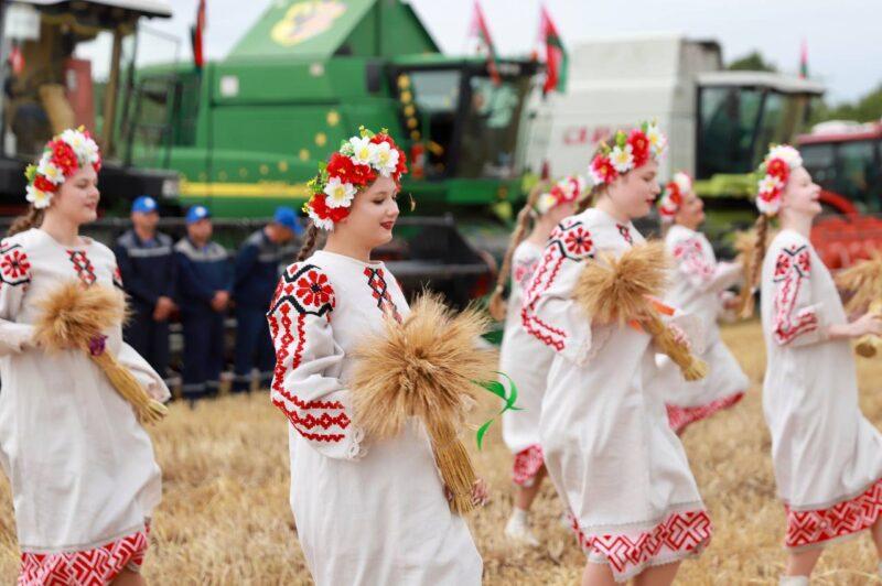 Традыцыйны абрад «Зажынкі» даў афіцыйны старт уборачнай кампаніі ў Нясвіжскім раёне