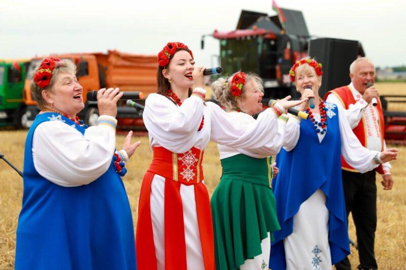 Традыцыйны абрад «Зажынкі» даў афіцыйны старт уборачнай кампаніі ў Нясвіжскім раёне