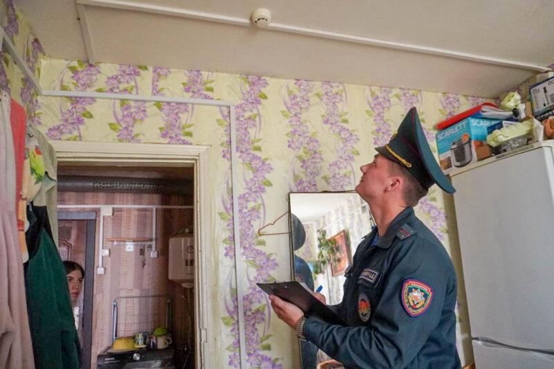 Пожарная безопасность — под контролем спасателей: профилактическое мероприятие прошло в общежитии