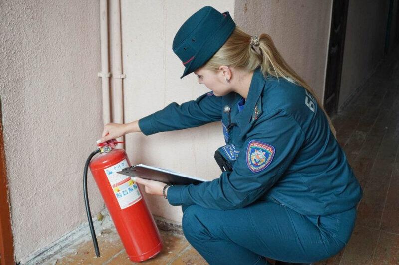 Пожарная безопасность — под контролем спасателей: профилактическое мероприятие прошло в общежитии