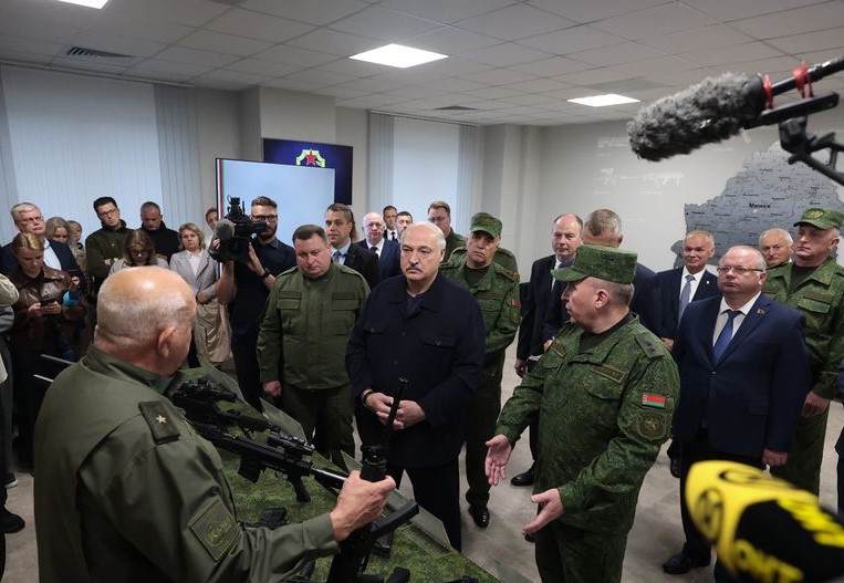 "Это основа любой армии". Лукашенко посетил уникальное отечественное производство стрелкового оружия