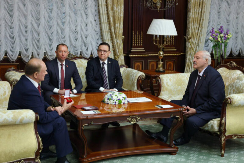 Лукашенко получил Ленинскую премию и «золото партии» из рук Зюганова — сюрприз в честь Союзного государства