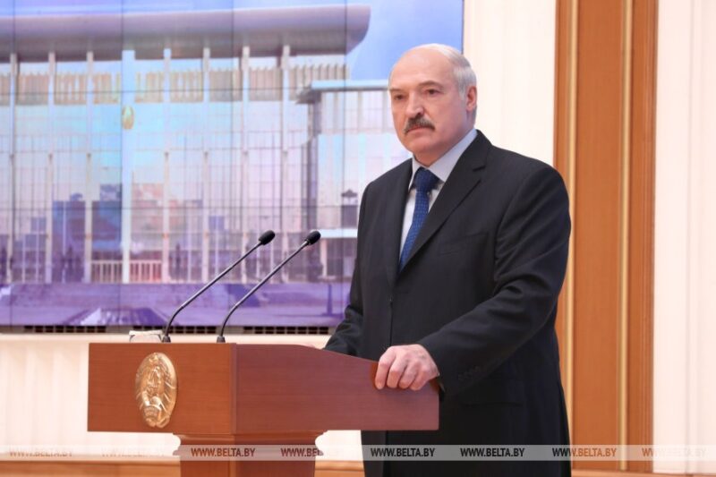 Лукашенко: "Кто не нюхал этого хлеба, тот никогда не поймет, что надо иметь свое". Как Беларусь обеспечивает свою продбезопасность