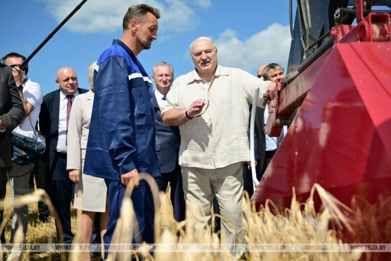 Лукашенко: "Кто не нюхал этого хлеба, тот никогда не поймет, что надо иметь свое". Как Беларусь обеспечивает свою продбезопасность