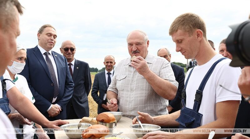 Лукашенко: "Кто не нюхал этого хлеба, тот никогда не поймет, что надо иметь свое". Как Беларусь обеспечивает свою продбезопасность