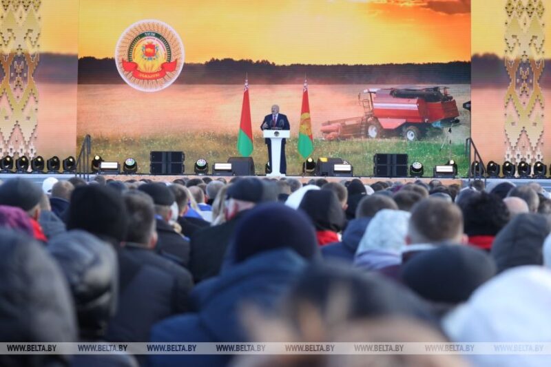 Лукашенко: "Кто не нюхал этого хлеба, тот никогда не поймет, что надо иметь свое". Как Беларусь обеспечивает свою продбезопасность