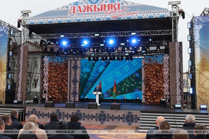 Лукашенко: "Кто не нюхал этого хлеба, тот никогда не поймет, что надо иметь свое". Как Беларусь обеспечивает свою продбезопасность