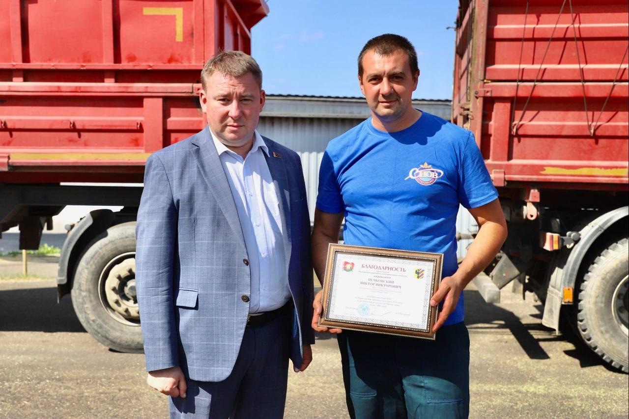 Председатель райисполкома поздравил Виктора Печковского с трудовым рекордом