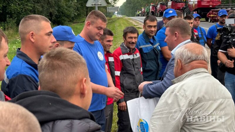 9 комбайновых экипажей Несвижчины отправились на помощь в жатве в Крупский район.