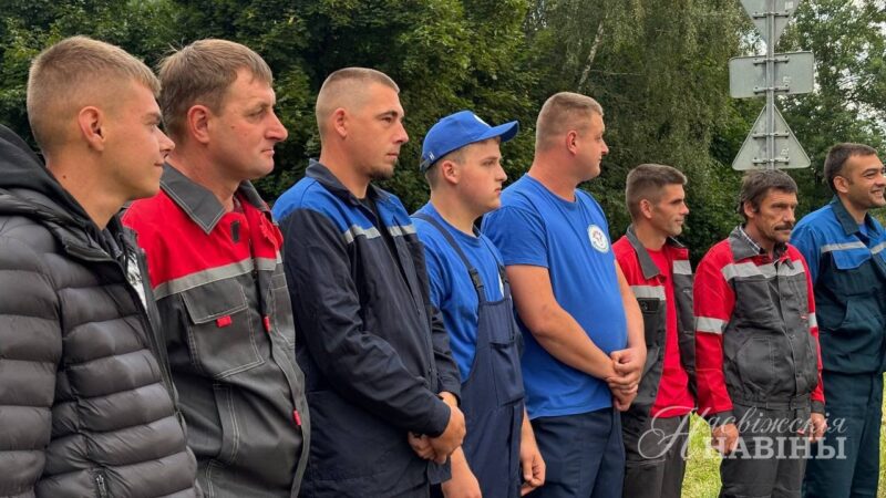 9 комбайновых экипажей Несвижчины отправились на помощь в жатве в Крупский район.