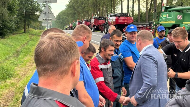 9 комбайновых экипажей Несвижчины отправились на помощь в жатве в Крупский район.