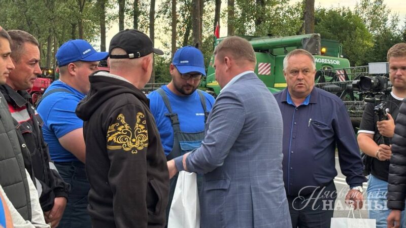9 комбайновых экипажей Несвижчины отправились на помощь в жатве в Крупский район.
