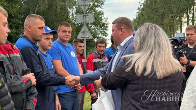 9 комбайновых экипажей Несвижчины отправились на помощь в жатве в Крупский район.