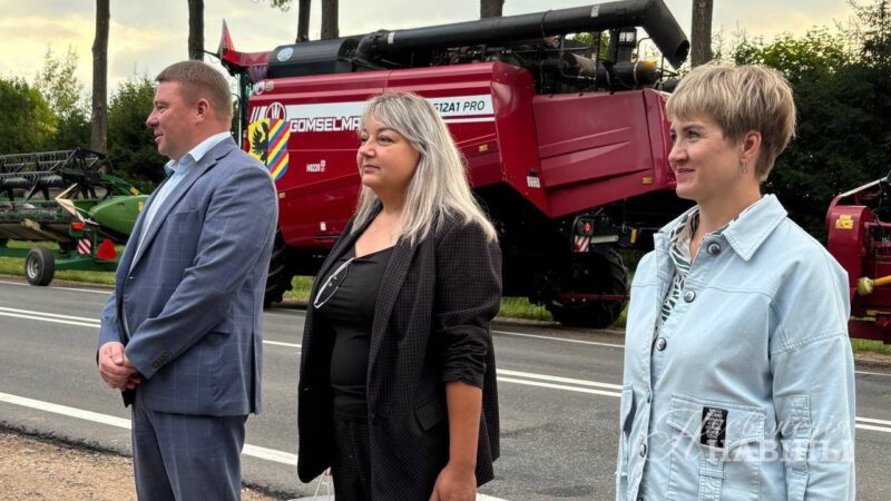 9 комбайновых экипажей Несвижчины отправились на помощь в жатве в Крупский район.